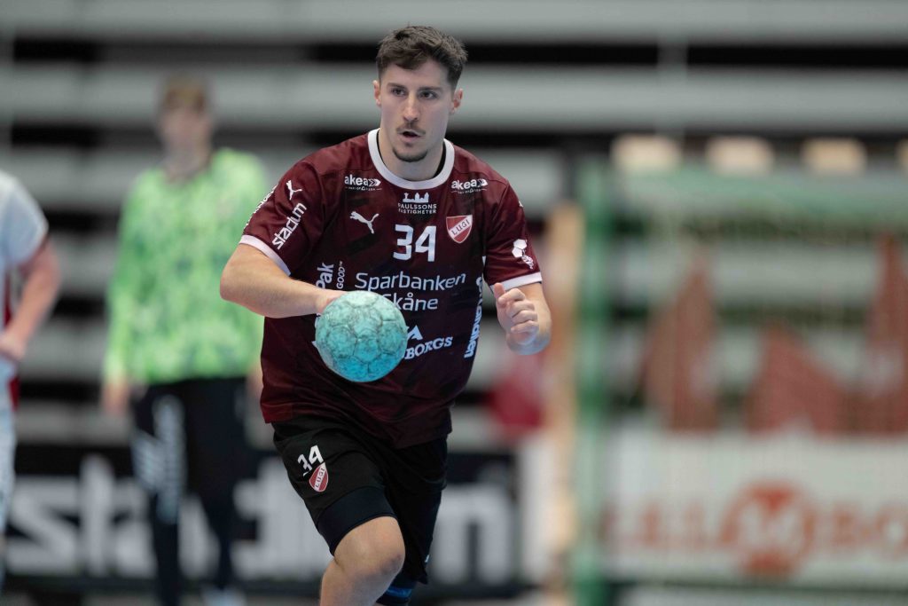Leo Gegaj med en handboll